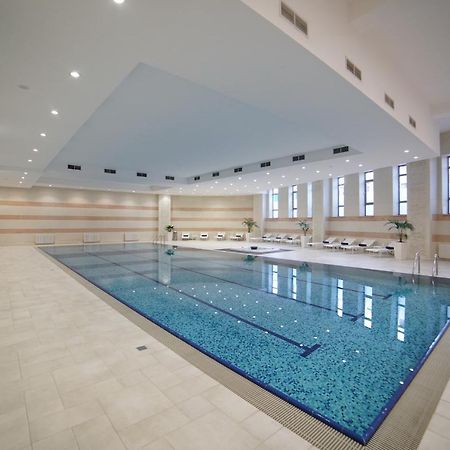 Orion Hotel Bisjkek Buitenkant foto Swimming pool