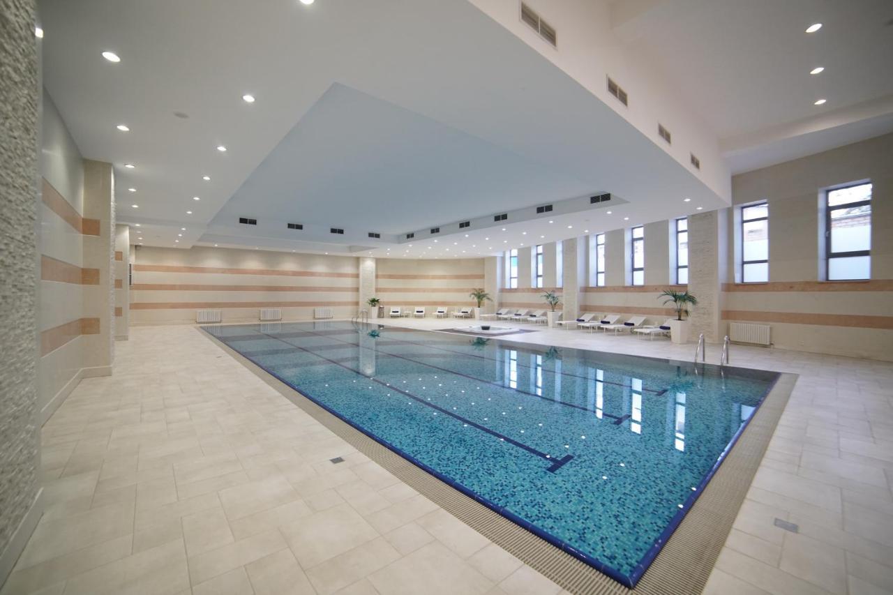 Orion Hotel Bisjkek Buitenkant foto Swimming pool
