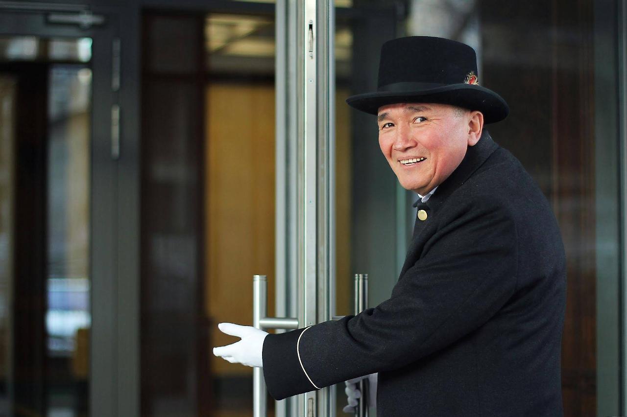 Orion Hotel Bisjkek Buitenkant foto A doorman at the entrance of a hotel