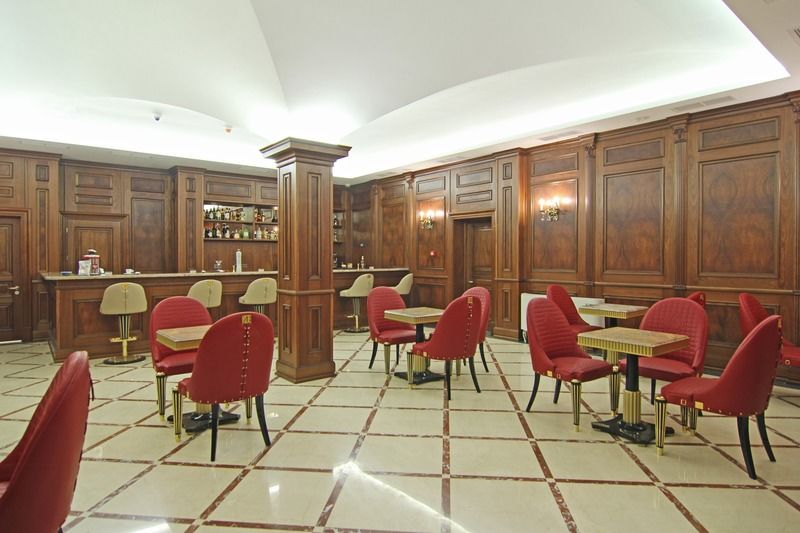 Orion Hotel Bisjkek Buitenkant foto The interior of the bar