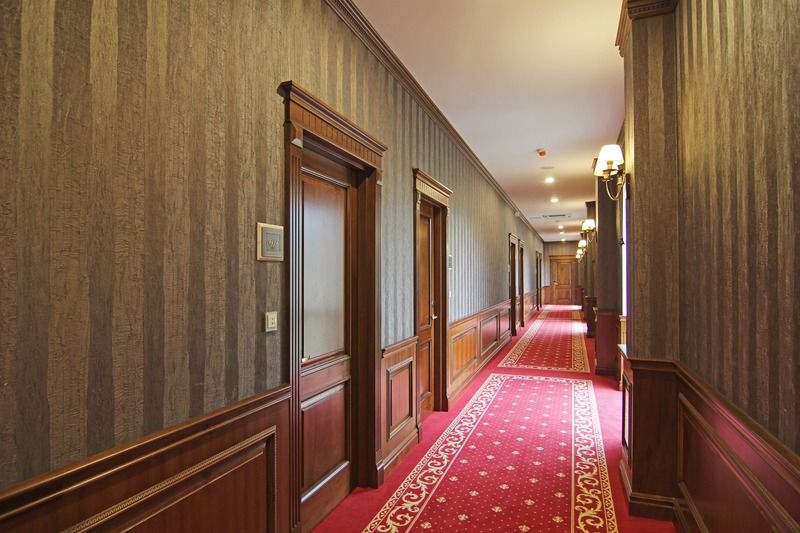 Orion Hotel Bisjkek Buitenkant foto A corridor in a hotel