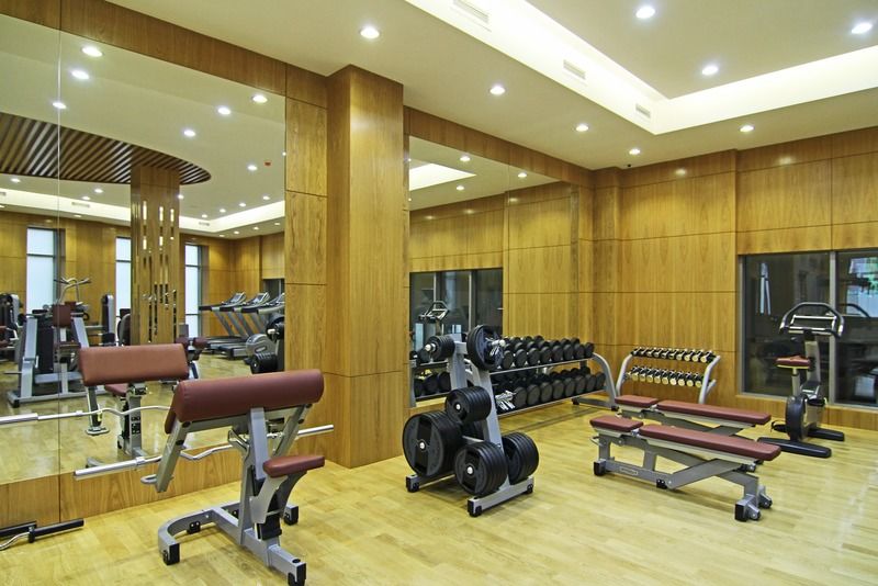 Orion Hotel Bisjkek Buitenkant foto A gym at a hotel