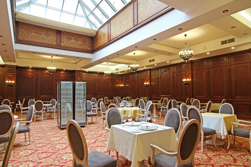 Orion Hotel Bisjkek Buitenkant foto Restaurant