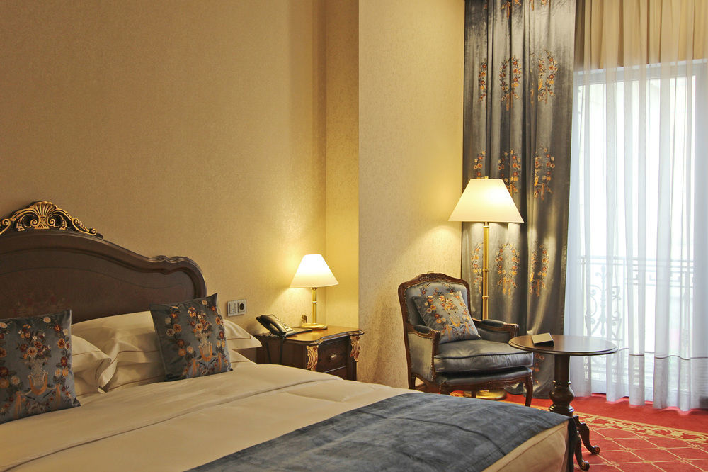 Orion Hotel Bisjkek Buitenkant foto A room at the hotel