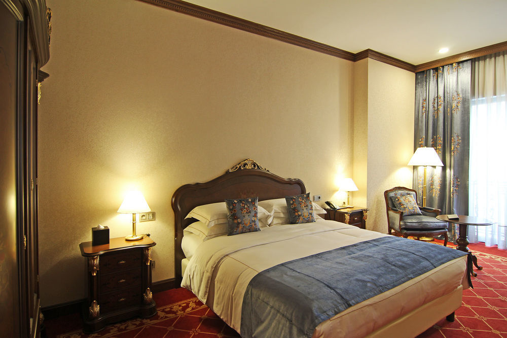 Orion Hotel Bisjkek Buitenkant foto A room at the hotel