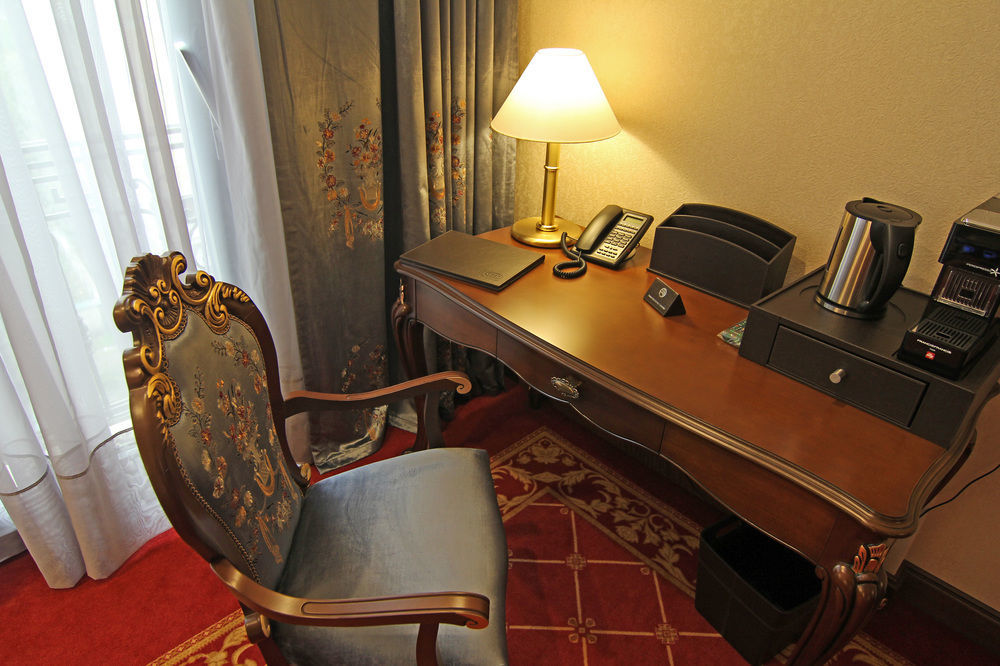 Orion Hotel Bisjkek Buitenkant foto A writing desk in a hotel room