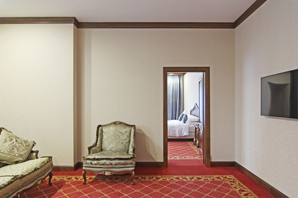 Orion Hotel Bisjkek Buitenkant foto A suite at the hotel