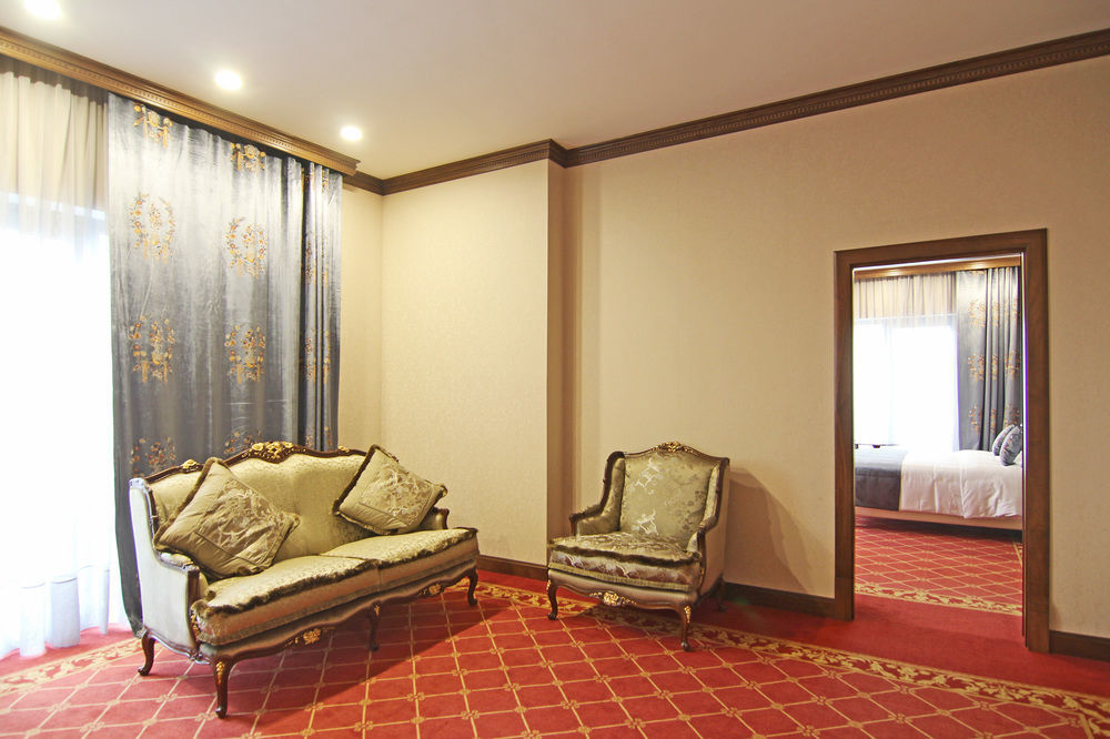 Orion Hotel Bisjkek Buitenkant foto Suite