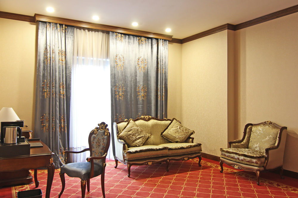 Orion Hotel Bisjkek Buitenkant foto A suite at the hotel
