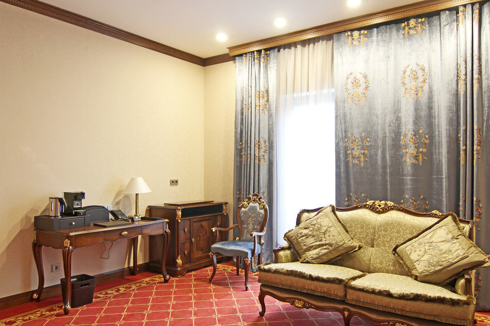 Orion Hotel Bisjkek Buitenkant foto A room at the hotel