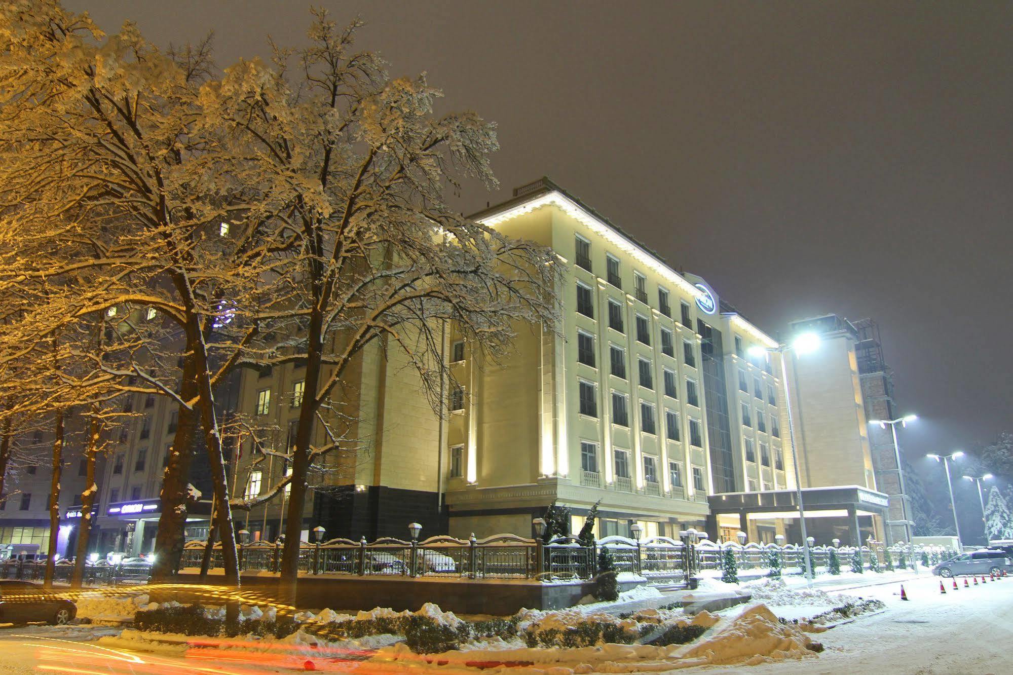 Orion Hotel Bisjkek Buitenkant foto Hilton Prague