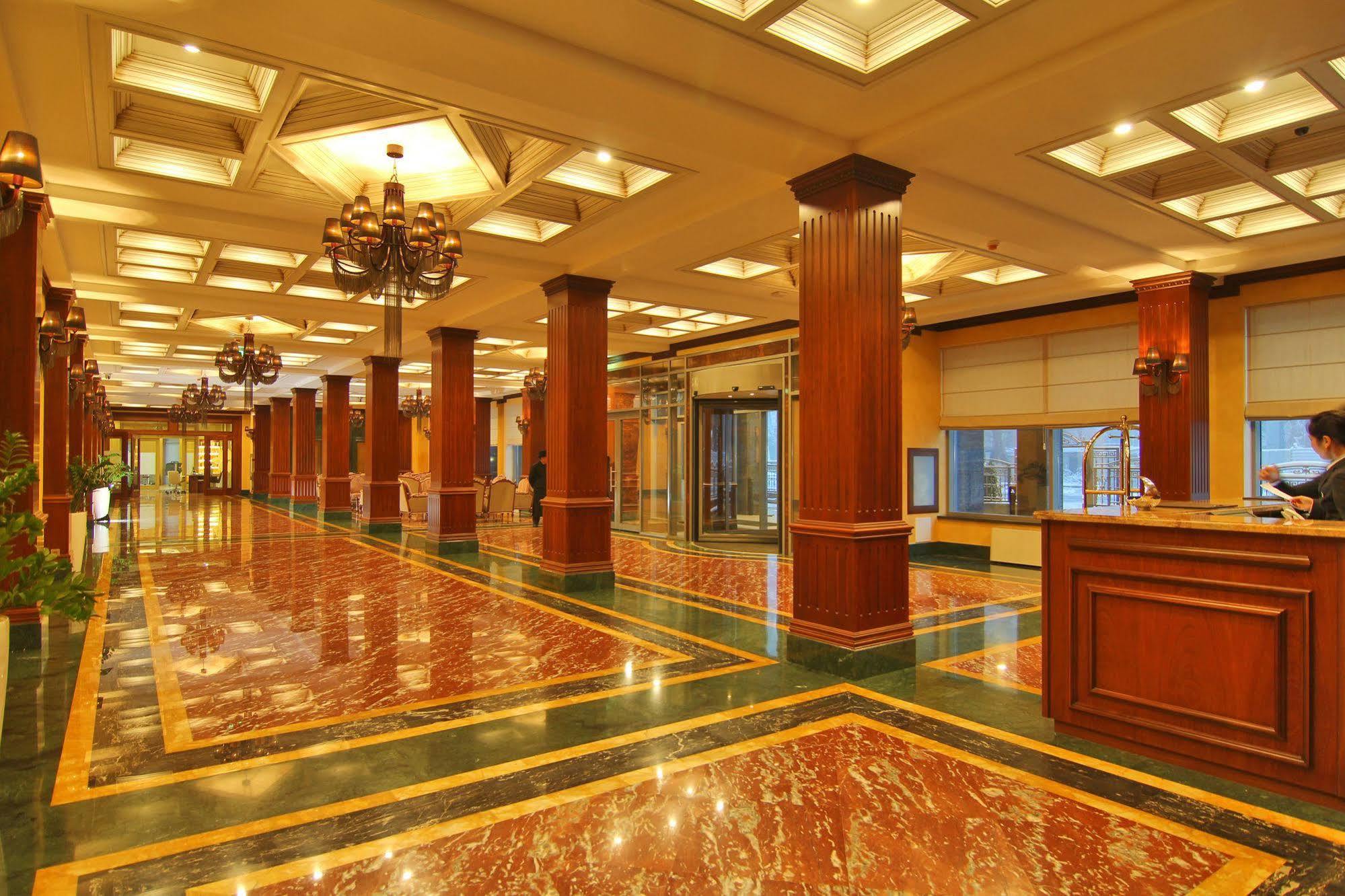 Orion Hotel Bisjkek Buitenkant foto Lobby